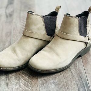 Teva brand leather boots sz 7